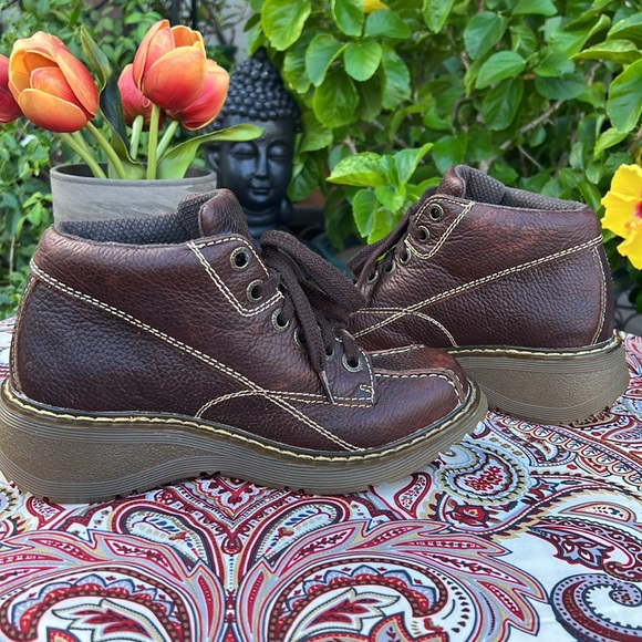 Dr. Martens Vintage Daisy Floral Embossed Brown Ankle Boots - Picture 3 of 17